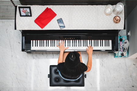 Mulher ao piano Foto jonathan chng unsplash